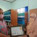 Kepala sekolah SMP Negeri 1 Sangatta Selatan Juliansyah dan Husni pengelola perpustakaan Sekolah menunjukkan Piagam Penghargaan Sekolah Aktif Literasi Nasional