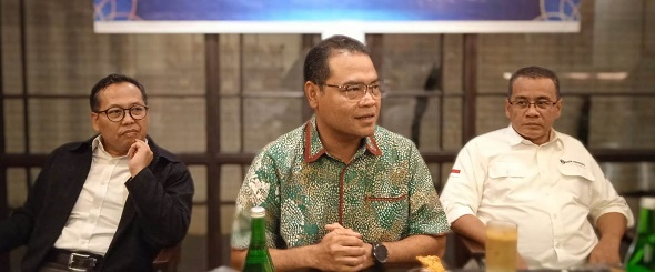Kepala Perwakilan Bank Indonesia Kalimantan Timur Ricky P Gozali  (tengah)