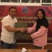 Penyerahan cindera mata secara simbolis oleh IPDA Slamet Hafidin -  Kanit 1 Satintelkam Polres Paser kepada Ketua PWI Paser - Normila Sariwahyuni