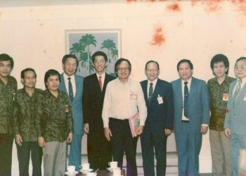 4 tokoh yg mempelopori Program Bridge Masuk Kampus, Amran Zamzai, Roy E Tirtaji (jas hitam) Frans Waleleng dan Drg, Julius Tejasukmana yang sayangnya sudah tidak bersama kita lagi.