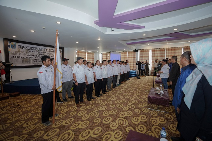 pelantikan dan pengukuhan Dewan Pimpinan Cabang (DPC) dan Dewan Pimpinan Kecamatan (DPK) Apdesi Kabupaten Paser periode 2023-2028, Senin (17/7/2023).