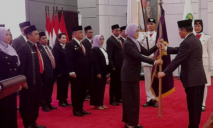 Ketua Umum IKAL Lemhannas Pusat, Jenderal TNI (purn) Agum Gumelar menyerahkan bendera pataka IKAl Lemhannas Pusat kepada Sri Wahyuni Ketua IKAL Kaltim