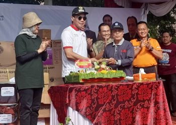 Pemotongan tumpeng hari koperasi ke 76 oleh Walikota Samarinda dan diserahkan kepada Nasarudin Ketua Dekopin Samarinda
