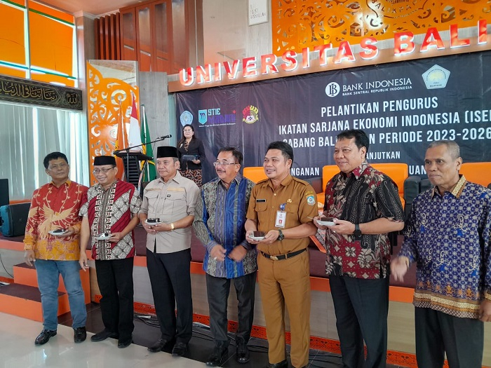 Ketua ISEI Balikpapan bersama para Rektor dan Asisten I Sekkot Balikpapan