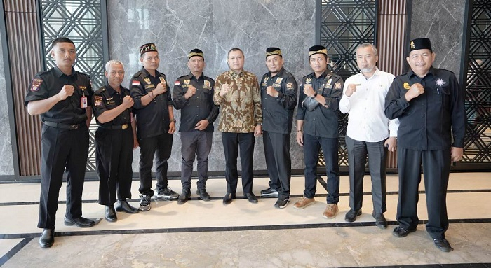 Bupati Paser dr Fahmi Fadli bersama Ormas PASAKBAKUDAPATI Paser, SENKOM Paser, LPAP Paser, KBBKT Paser, dan PSHT Paser, siap mensukseskan Pemilu 2024
