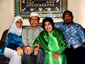 H Hasyim Mahmud semasa hidup bersama istrinya, Hj Hafsah Ismail