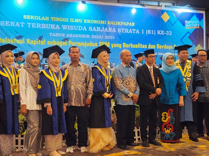 Para lulusan terbaik bersama orang tua dan Ketua STIEPAN