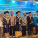Para lulusan terbaik bersama orang tua dan Ketua STIEPAN
