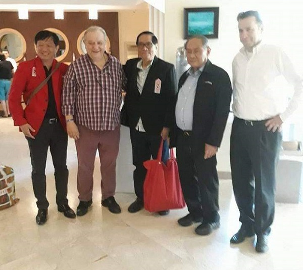 Kedua dr kiri: Nafiz Zorlu Presiden Turki Bridge Federation