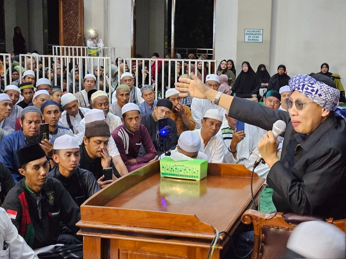 Buya Yahya memberi tausiah kepada jamaah At-Taqwa
