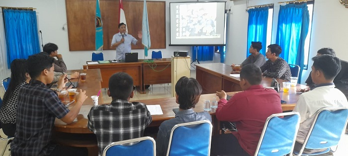 Endro S Efendi saat menjadi narasumber coaching clinic jurnalistik PWI Kaltim untuk wartawan muda