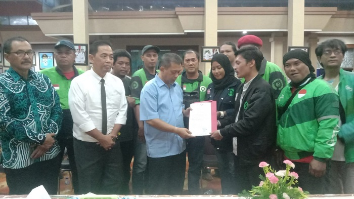 Wagub Kaltim menyerahkan surat yang sudah ditandatangani Gubernur Kaltim.