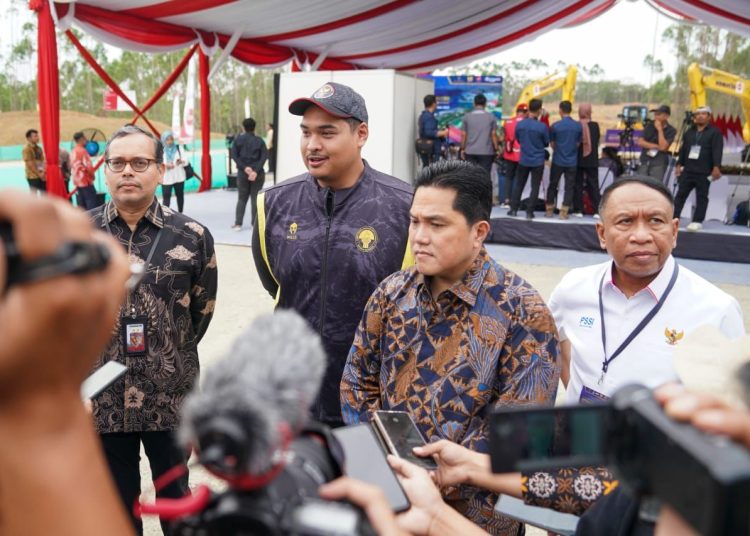 Erick memberikan keterangan pers bersama Menpora Dito Ariotedjo dan Zainudin Amali.