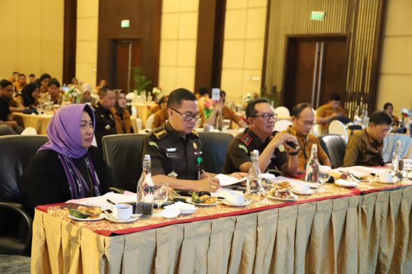 Lima juri mengajukan pertanyaan kepada peserta. Kajati Kaltim, Hari Setiyono (pegang mic) menjadi satu dari lima juri tersebut