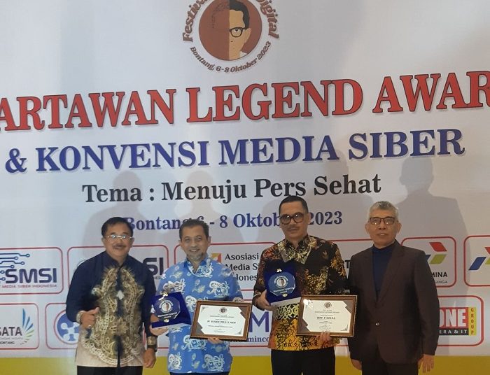 Menerima penghargaan “Loyalty Journalism Award.”