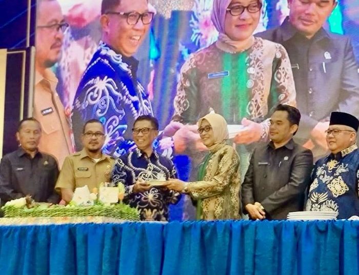 Dirut Bankaltimtara M Yamin menyerahkan potongan tumpeng kepada Sekdaprov Sri Wahyuni. Tampak juga Ketua DPRD Hasanuddin Mas’ud dan Komut Zainuddin Fanani.