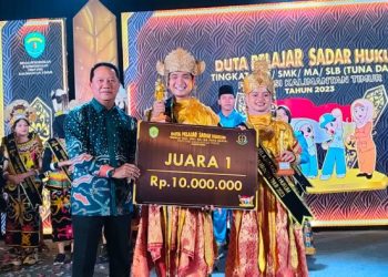 Kepala Kejaksaan tinggi kaltim Hari Setiyono bersama Juara 1 Duta Pelajar Sadar Hukum 2023 dari SMAN 3 Unggulan Tenggarong