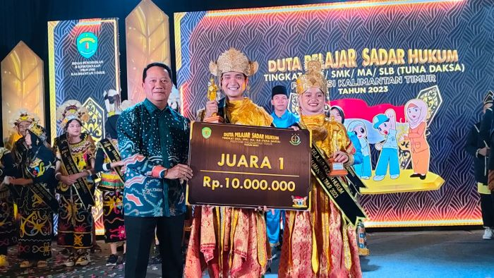 Kepala Kejaksaan tinggi kaltim Hari Setiyono bersama Juara 1 Duta Pelajar Sadar Hukum 2023 dari SMAN 3 Unggulan Tenggarong