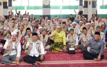 Walikota Bontang Basri Rase (baju kuning) bersama peserta pelatihan marbot masjid