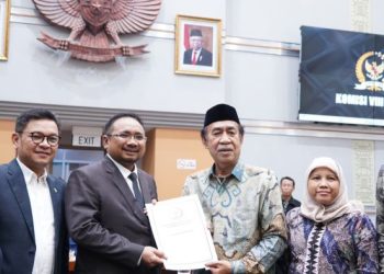 Menteri Agama Yaqut Cholil Qoumas dan Ketua Panja BPIH Komisi VIII DPR Abdul Wachid dalam rapat di Gedung MPR/DPR/DPD RI, Senayan, Jakarta, Senin (27/11/2023).