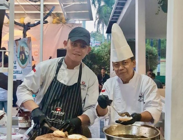 Chef  Wahyu Widodo (kanan) mempersiapkan sajian mantau sapi lada hitam