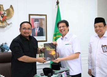 Menag Yaqut Cholil Qaumas saat menerima laporan triwulan dari Irjen Kemenag Faisal.