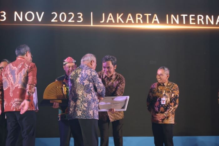 Kepala DPUPR Kaltim, Aji Muhammad Fitra Firnanda saat menerima penghargaan dari Menteri PUPR, Basuki Hadimulyono pada ajang Konstruksi Indonesia 2023