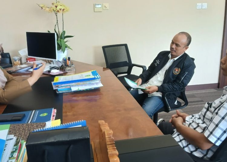 Plt. Ketua PWI Kaltim Ahmad Shahab dan Sekretaris PWI Kaltim Wiwid Marheandra Wijaya saat melakukan audiensi kepada Sekretaris Daerah Provinsi kaltim menyampaikan rencana pelaksaaan konferensi PWI Kaltim