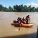 Tim BPBD dibantu relawan melakukan penyisiran di Sungai Kandilo mencari pria yang diduga terjatuh dari Jembatan Putri Petong. (Muhammad Luthfi)