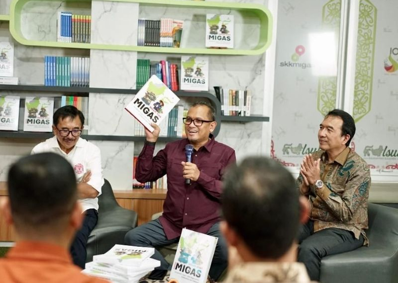 Pak Azhari menunjukkan buku Rekam Jejak Migas di Kalsul pada acara peluncuran di Kampus STT Migas, Jumat lalu.(Kalpost)