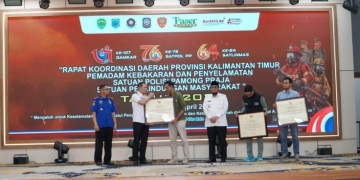 Bupati Paser dr. Fahmi Fadli saat menyerahkan penghargaan kepada PT BIM
