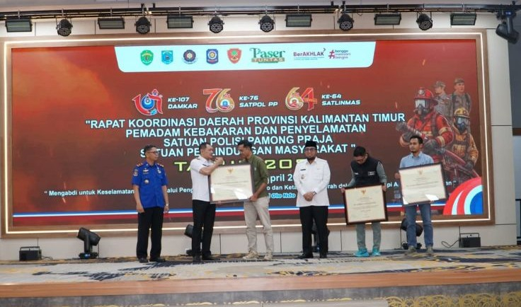 Bupati Paser dr. Fahmi Fadli saat menyerahkan penghargaan kepada PT BIM