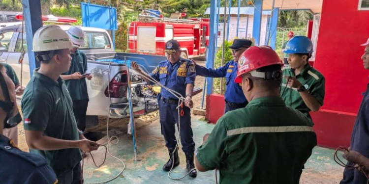 pelatihan penyelamatan korban di ketinggian (vertical rescue) serta penanganan hewan berbisa dan berbahaya kepada Tim Kesiapsiagaan Tanggap Darurat (TKTD) perusahaan.