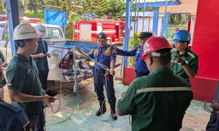 pelatihan penyelamatan korban di ketinggian (vertical rescue) serta penanganan hewan berbisa dan berbahaya kepada Tim Kesiapsiagaan Tanggap Darurat (TKTD) perusahaan.